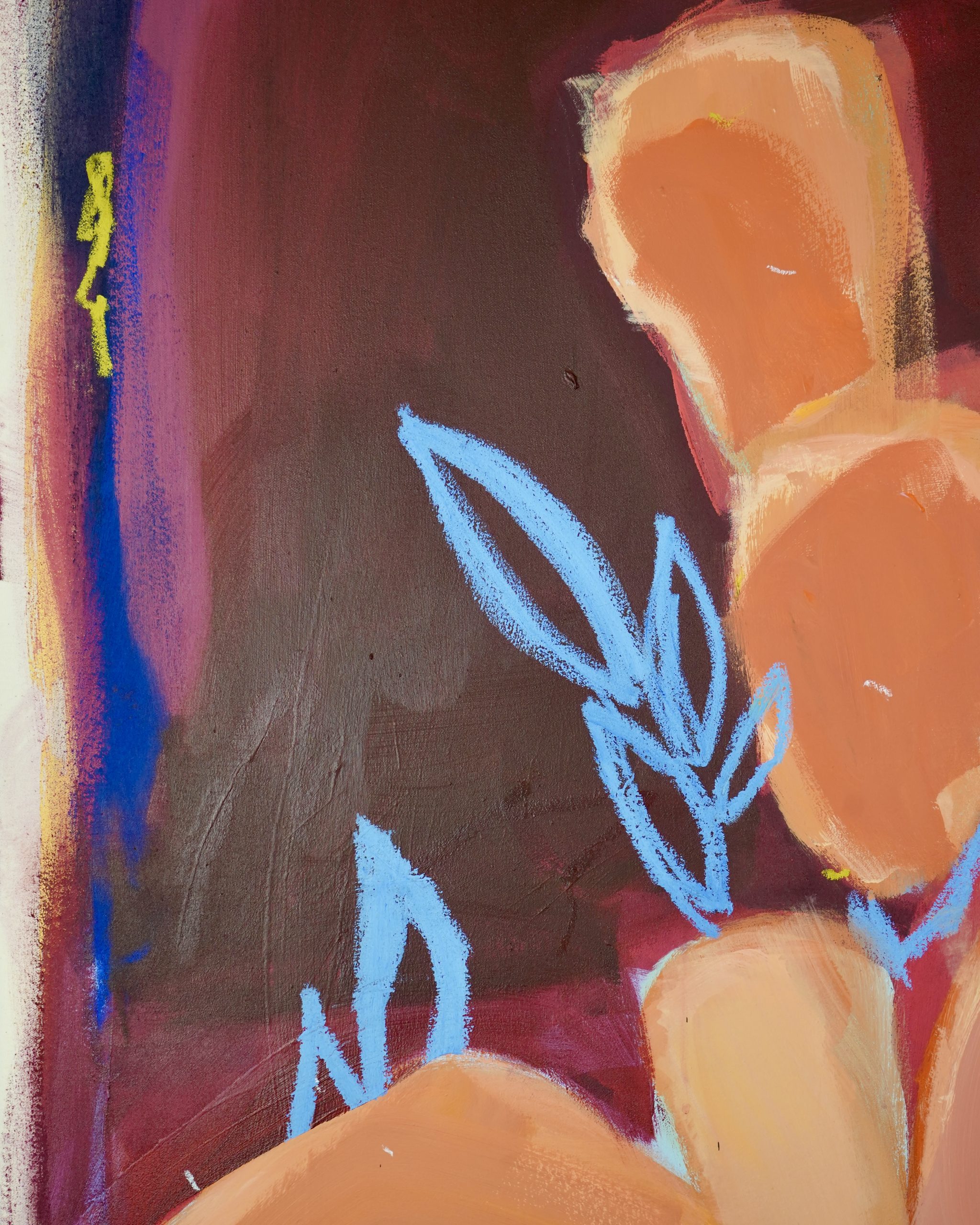 Künstlerin steht vor Gemälde