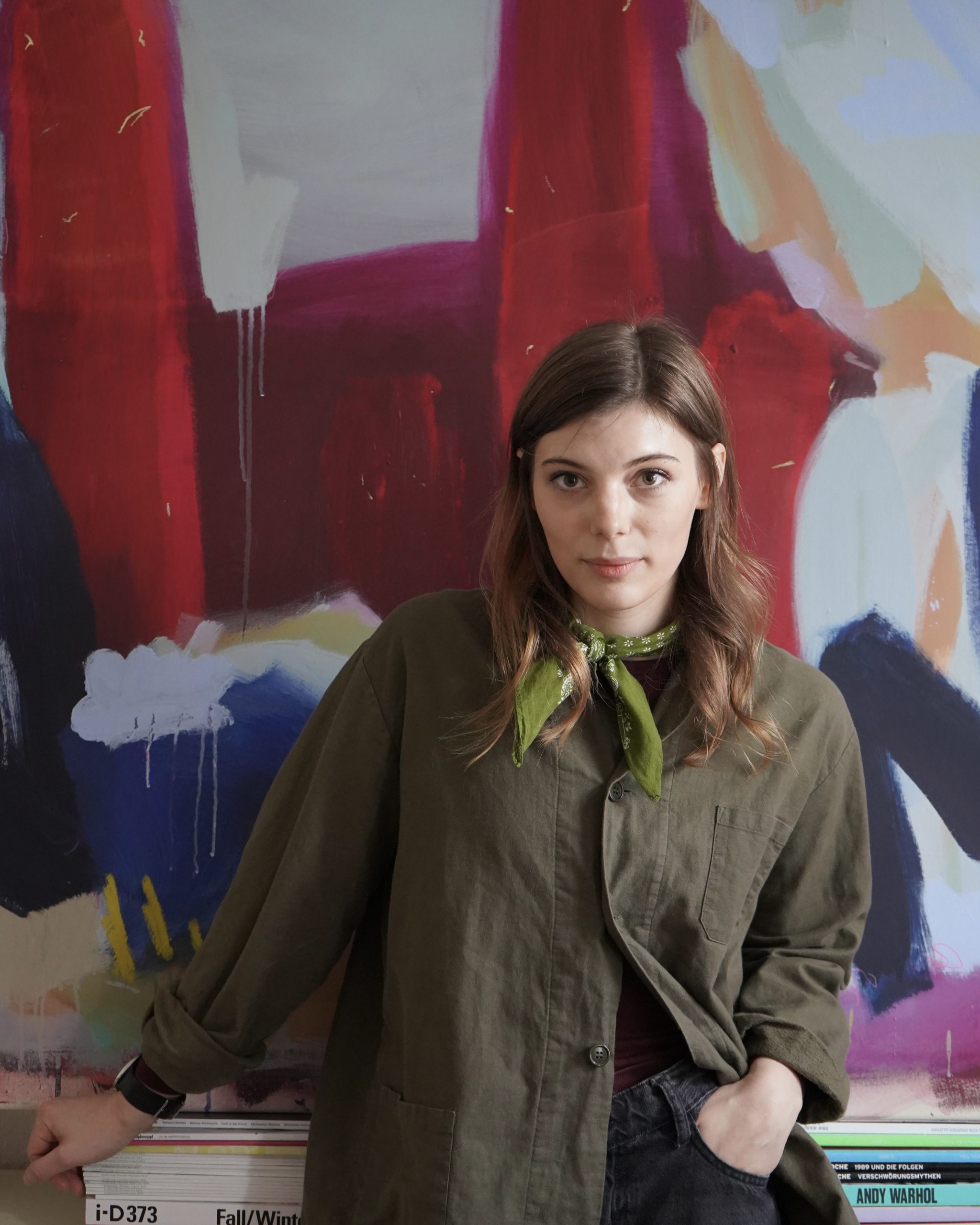 Künstlerin steht vor Gemälde